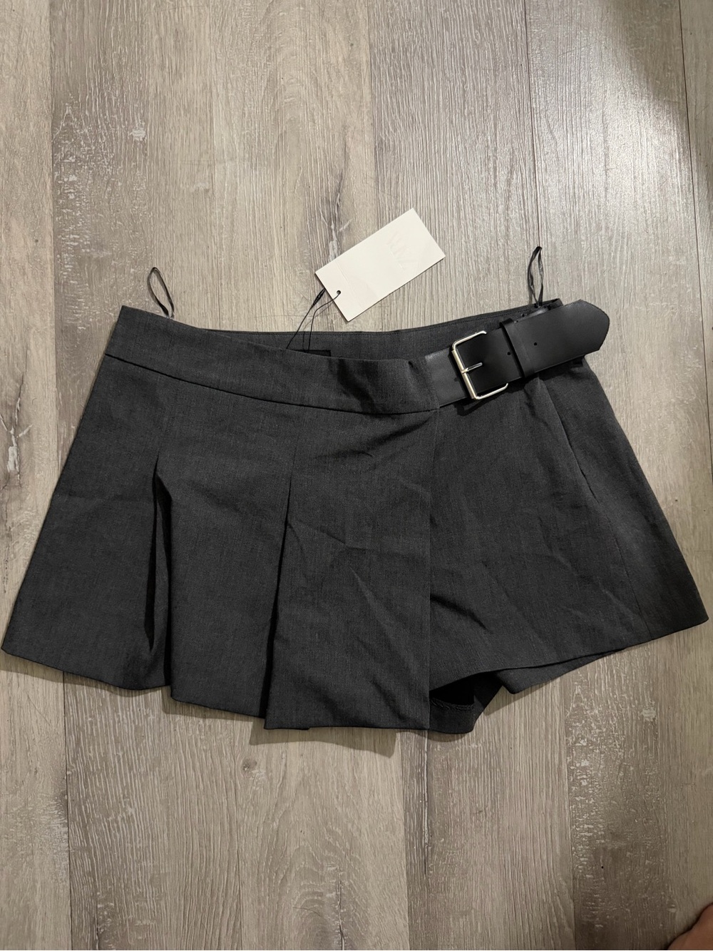 Zara Dark Gray Pleated Mini Skort with Black Belt - Picture 5 of 10